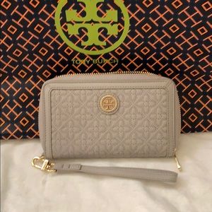 Tory Burch Bryant Smartphone Wristlet